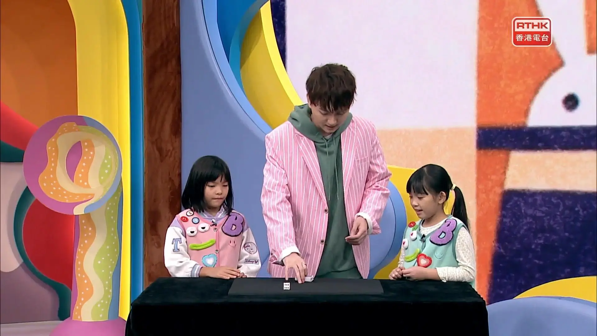 朋友合作變魔術