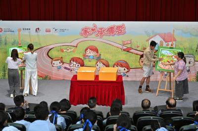 與現場觀眾大玩親子互動遊戲