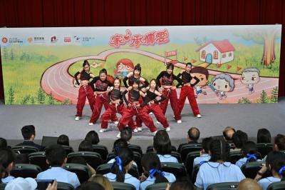 狄易達軍團跳舞學校學員送上熱鬧歌舞演出