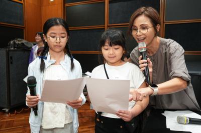 在畢得鳥劇場工作坊，小朋友即場接受導師李麗蕊考驗