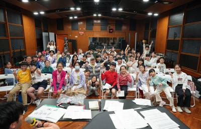 導師丁家湘與一眾小朋友打成一拍片