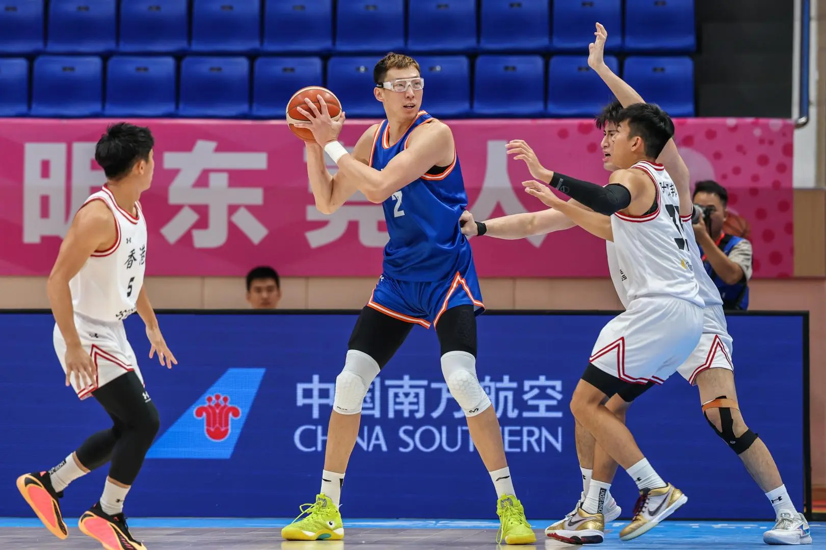 四川隊球員周琦(中)在比賽中展現主宰力。(圖片來源﹕新華社)