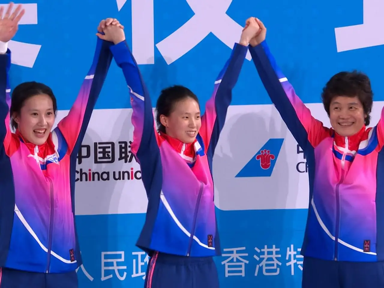 陳芋汐(左)與隊友掌敏潔(中)代表上海在女子雙人10米跳台項目奪金 (圖片來源:港台新聞網)