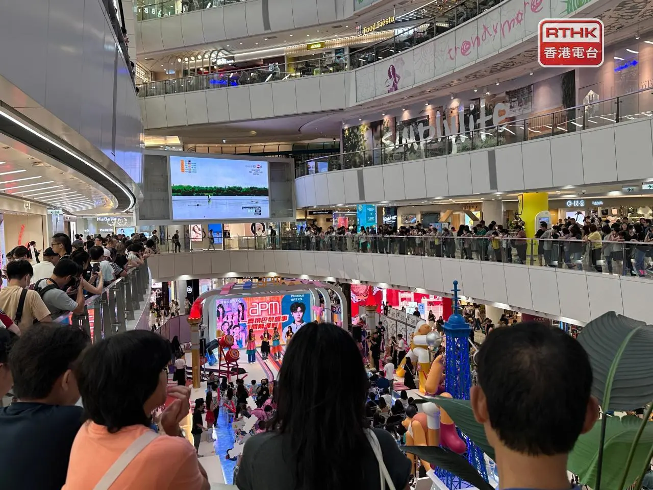 多間大型商場及場所即將直播港台電視全運會比賽,圖為去年觀眾在商場欣賞奧運比賽(港台新聞資料圖片)