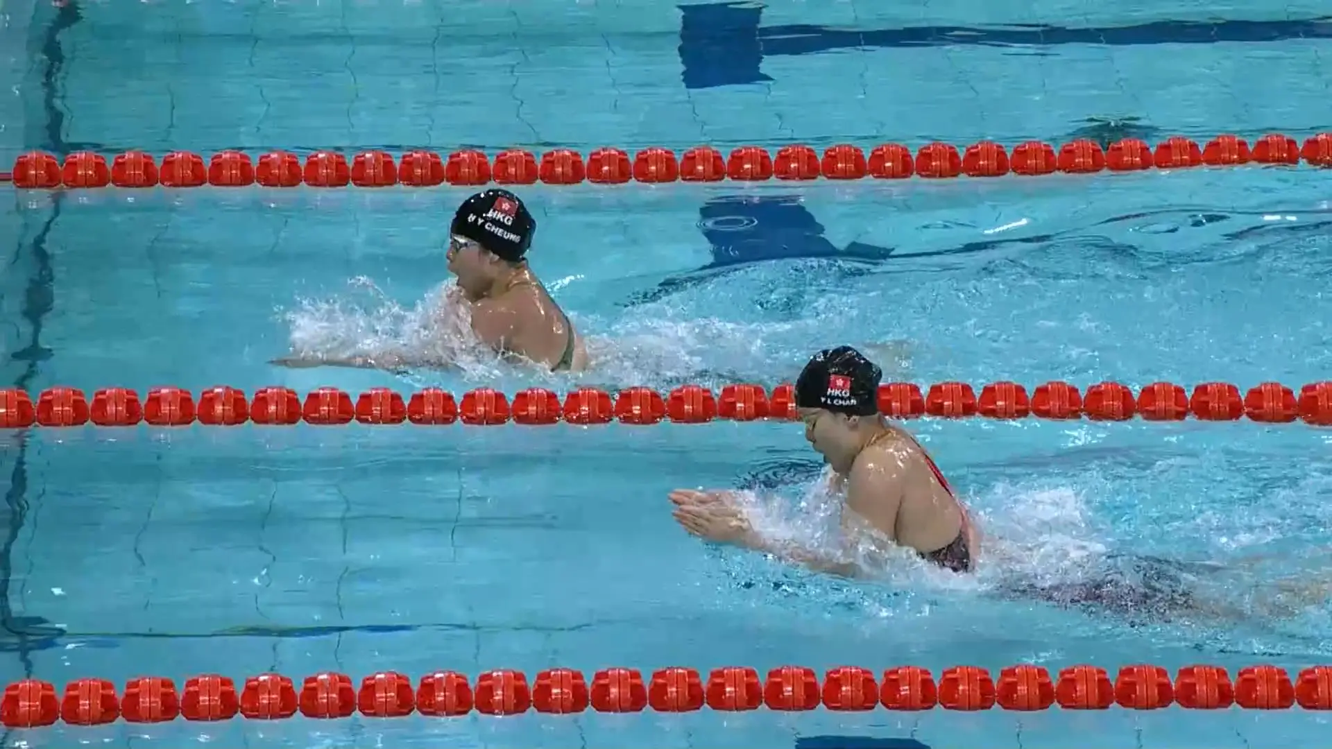 張可盈(上)與陳睿琳(下)在最後25米鬥得難分難解!