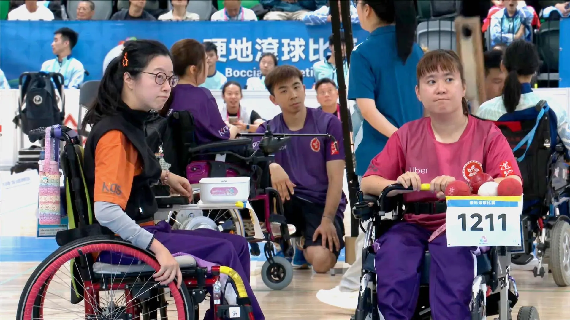 女子硬地滾球決賽港隊對決,楊曉林(左)擊敗隊友郭海瑩奪金(比賽截圖)