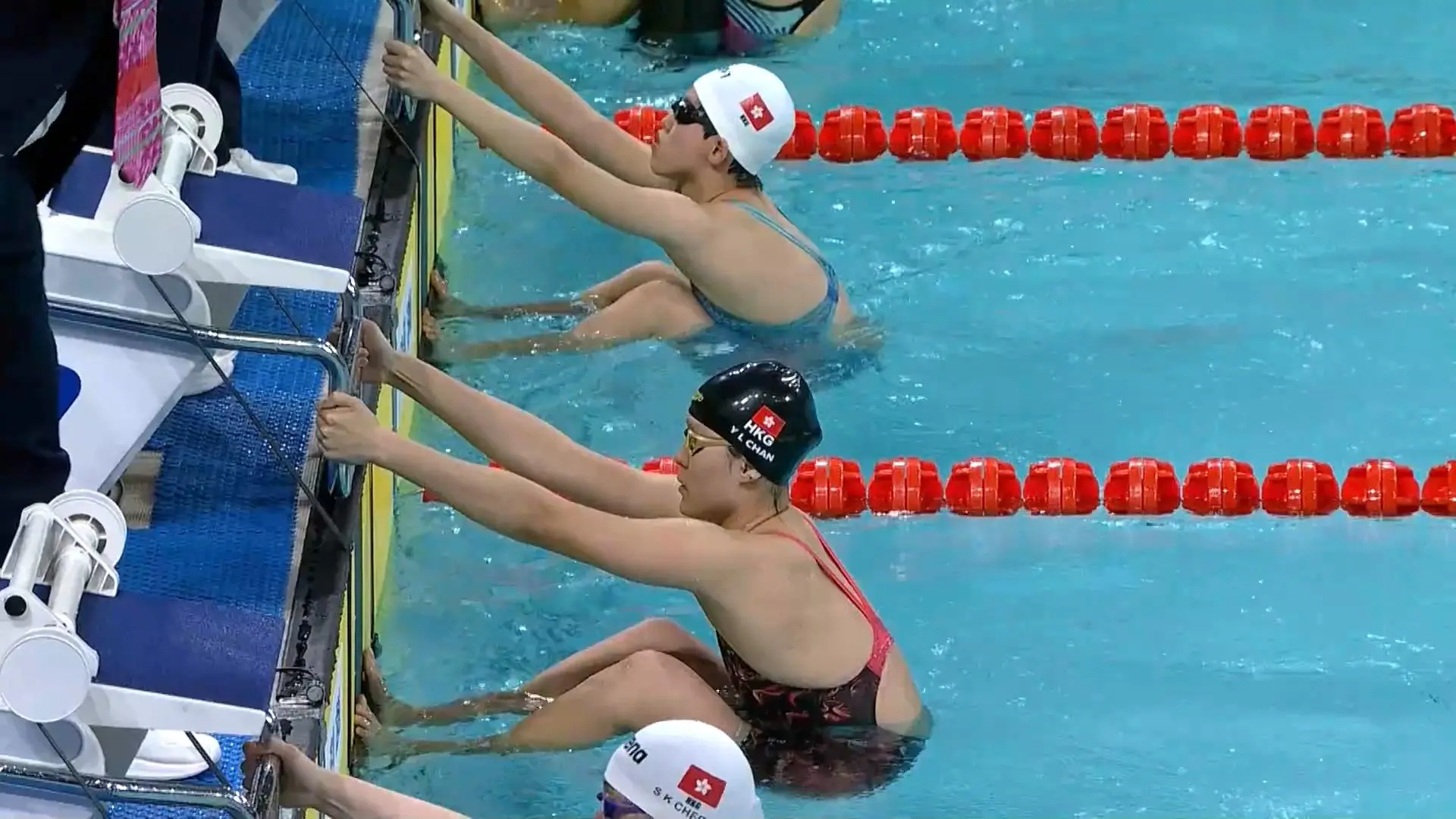 智力殘疾組女子100米背泳S14決賽,港隊泳手陳睿琳(黑帽)及劉肖儀(白帽)包辦金牌及銅牌(比賽截圖)