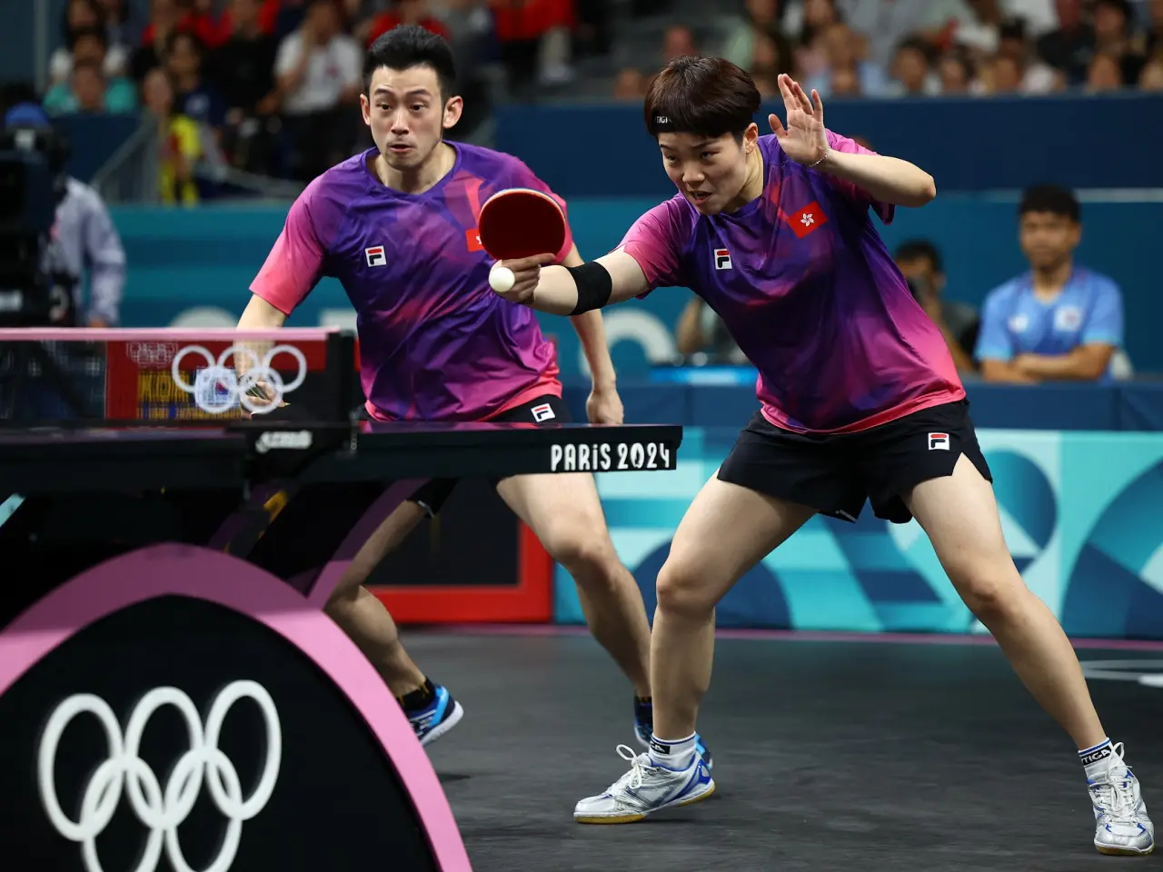 乒乓球港隊的黃鎮廷和杜凱琹混合雙打的情況